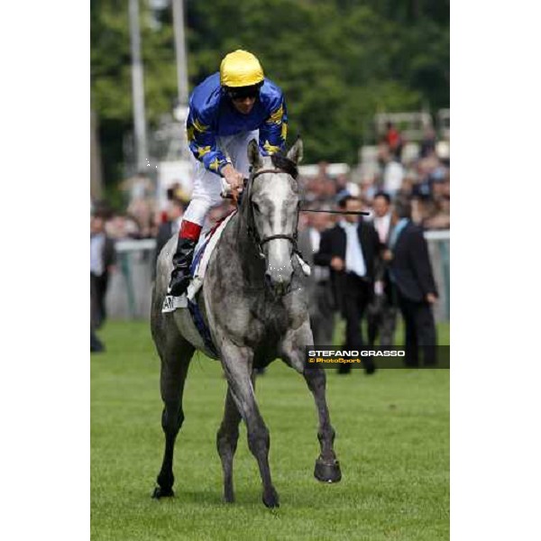 Frankie Dettori on Natagora going to the start of Prix du Jockey Club Paris Chantilly, 1st june 2008 ph. Stefano Grasso
