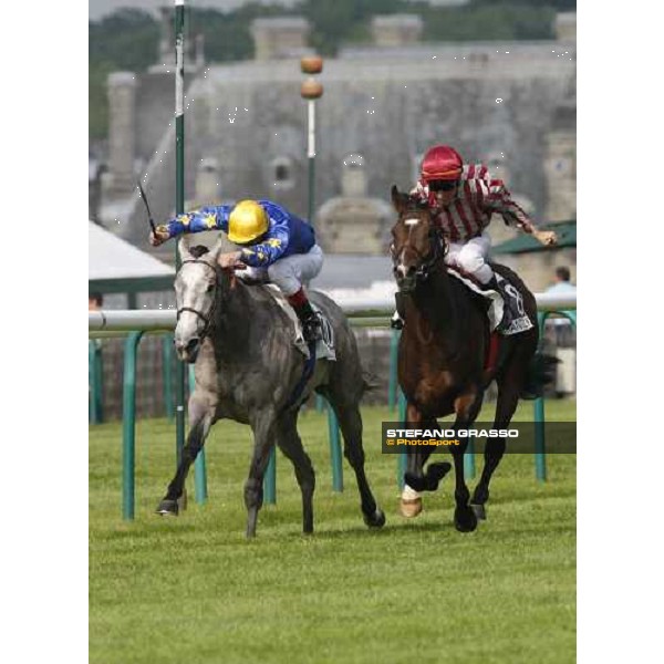 at last few meters to the line of the Prix du Jockey Club, Ioritz Mendizabal on Vison d\' Etat and Frankie Dettori on Natagora Paris Chantilly, 1st june 2008 ph. Stefano Grasso