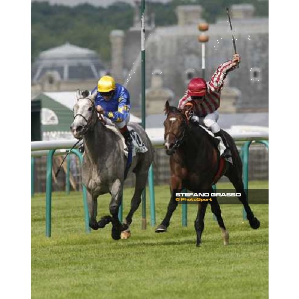 at last few meters to the line of the Prix du Jockey Club, Ioritz Mendizabal on Vison d\' Etat and Frankie Dettori on Natagora Paris Chantilly, 1st june 2008 ph. Stefano Grasso