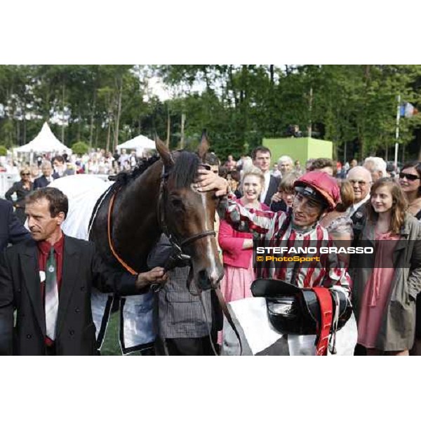 in the winner circle of the Prix du Jockey Club, Ioritz Mendizabal gives a caress to Vison d\' Etat Paris Chantilly, 1st june 2008 ph. Stefano Grasso