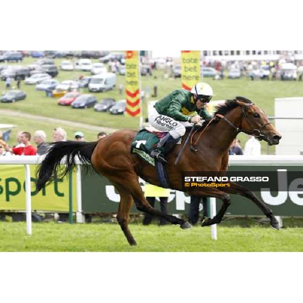 Seb Sanders on Look Here wins the Juddmonte Oaks Epsom, 6th june 2008 ph. Stefano Grasso