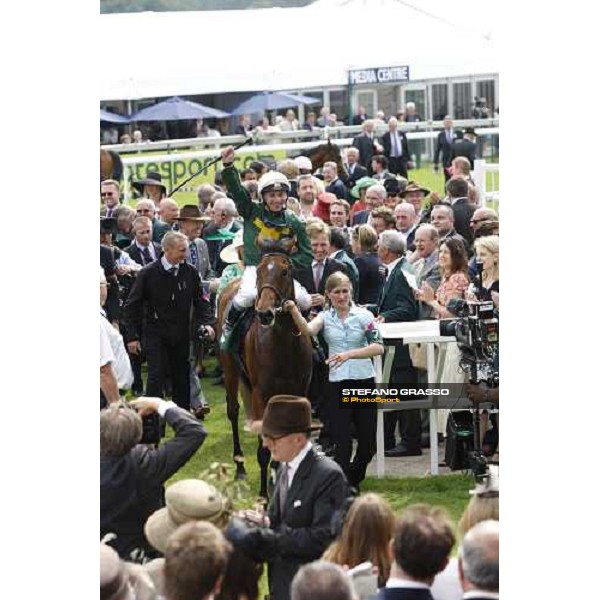Seb Sanders enters the winning circle on Look Here after winning the Juddmonte Oaks Epsom, 6th june 2008 ph. Stefano Grasso