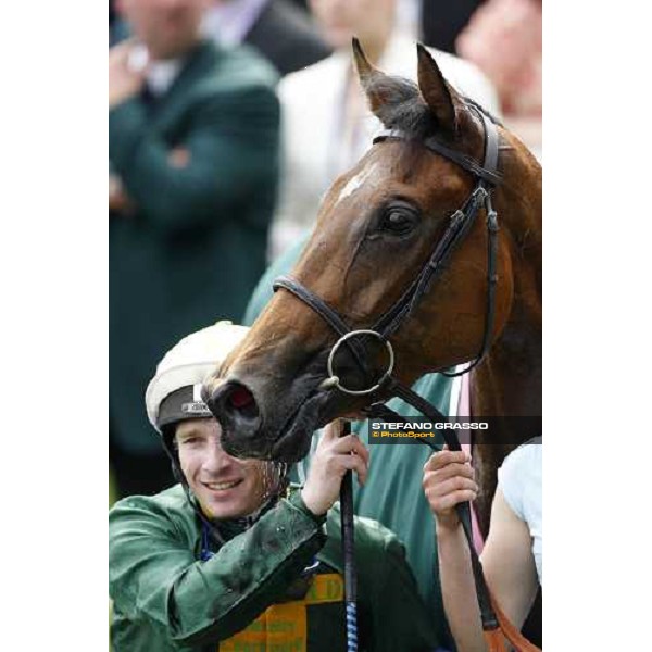 Seb Sanders and Look Here pose after winning the Juddmonte Oaks Epsom, 6th june 2008 ph. Stefano Grasso