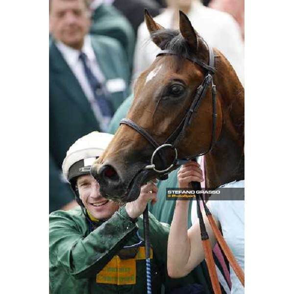Seb Sanders and Look Here pose after winning the Juddmonte Oaks Epsom, 6th june 2008 ph. Stefano Grasso