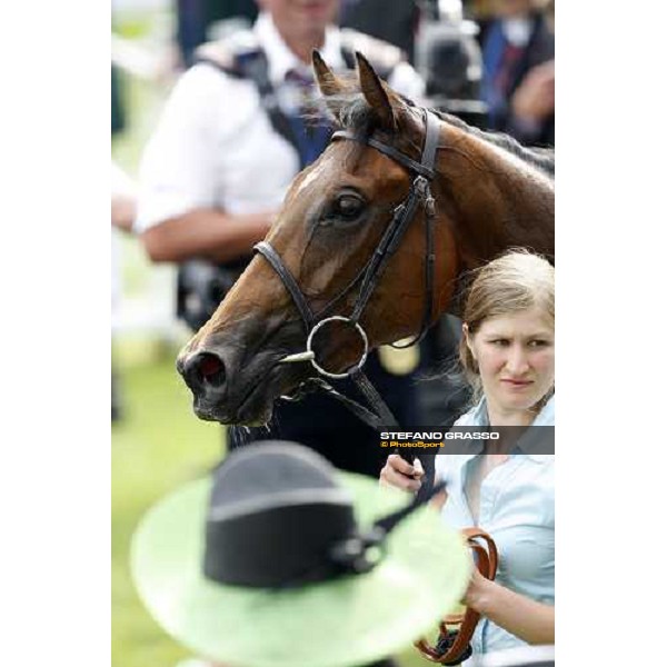 Look Here with her groom poses after winning the Juddmonte Oaks Epsom, 6th june 2008 ph. Stefano Grasso