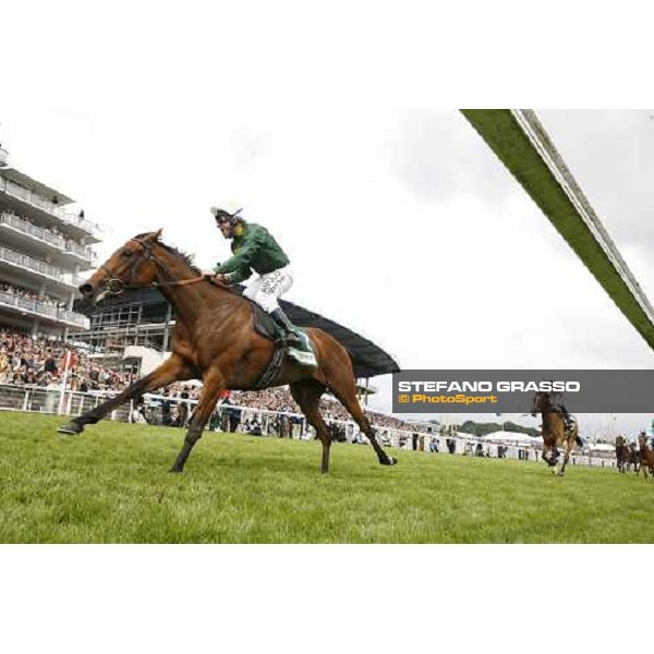 Seb Sanders on Look Here wins the Juddmonte Oaks Epsom, 6th june 2008 ph. Stefano Grasso
