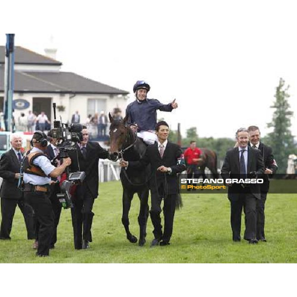 Johnny Murtagh triumphing on Soldier of Fortune after winning the Juddmonte Coronation Cup Epsom, 6th june 2008 ph. Stefano Grasso
