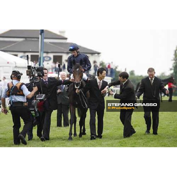 Aidan O\' Brien congratulates with the groom of Soldier of Fortune after winning the Juddmonte Coronation Cup Epsom, 6th june 2008 ph. Stefano Grasso