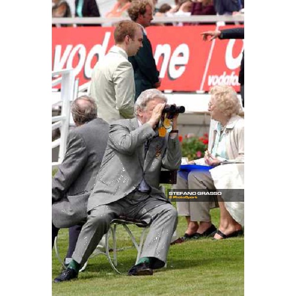racegoers The Vodafone Oaks Espom 4th june 2004 ph. Stefano Grasso