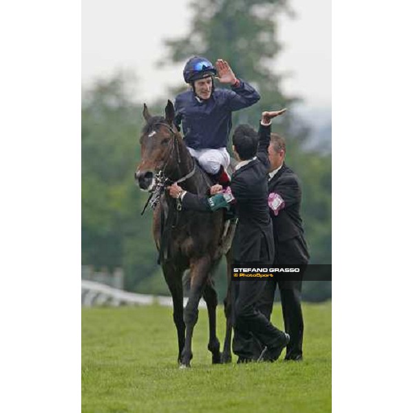 Gimme five ! Johnny Murtagh on Soldier of Fortune after winning the Juddmonte Coronation Cup Epsom, 6th june 2008 ph. Stefano Grasso