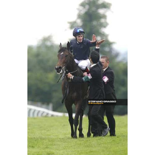 Gimme five ! Johnny Murtagh on Soldier of Fortune after winning the Juddmonte Coronation Cup Epsom, 6th june 2008 ph. Stefano Grasso