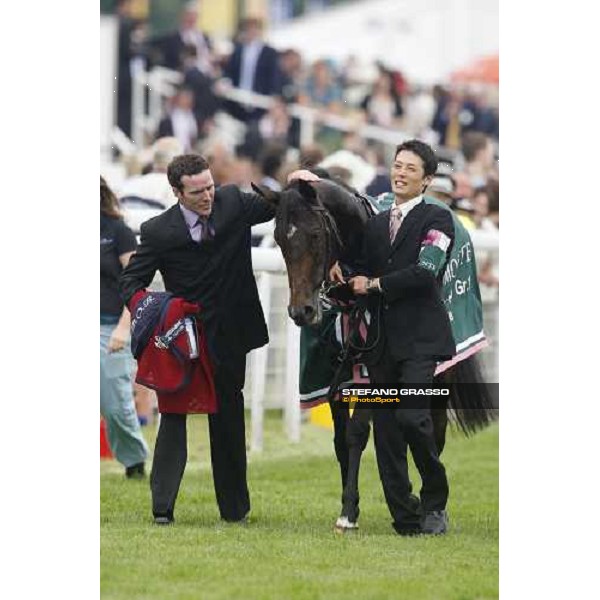 the groom congratulates with Soldier of Fortune after winning the Juddmonte Coronation Cup Epsom, 6th june 2008 ph. Stefano Grasso