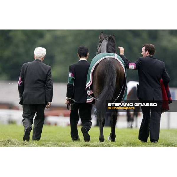 the groom congratulates with Soldier of Fortune after winning the Juddmonte Coronation Cup Epsom, 6th june 2008 ph. Stefano Grasso