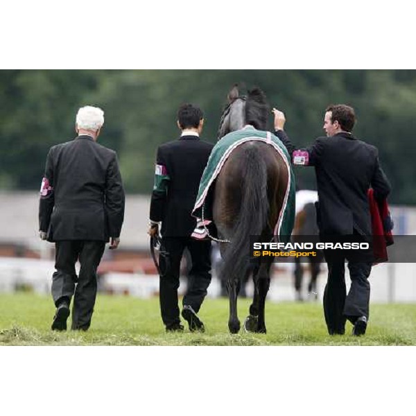 the groom congratulates with Soldier of Fortune after winning the Juddmonte Coronation Cup Epsom, 6th june 2008 ph. Stefano Grasso