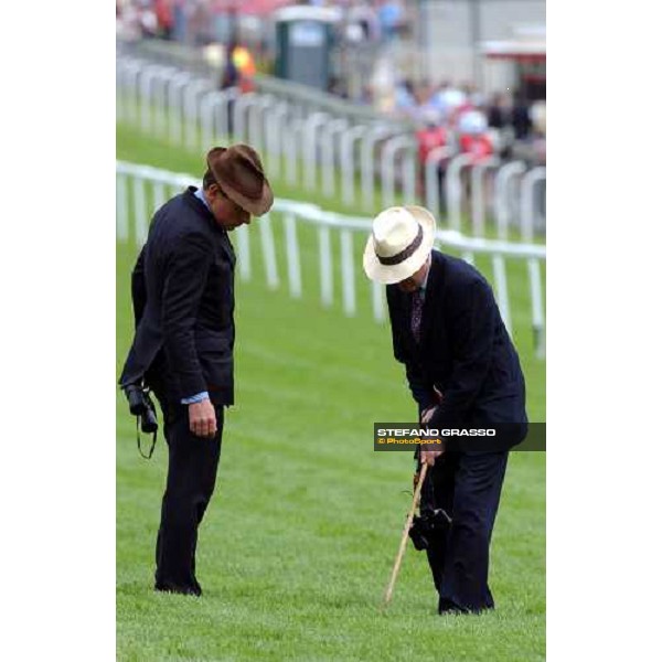 Marcus Tregoning and his assistant The Vodafone Oaks Espom 4th june 2004 ph. Stefano Grasso