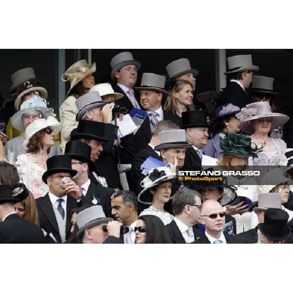 racegoers at Derby Day Epsom, 7th june 2008 ph. Stefano Grasso