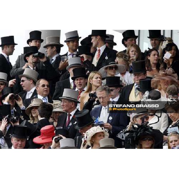racegoers at Derby Day Epsom, 7th june 2008 ph. Stefano Grasso
