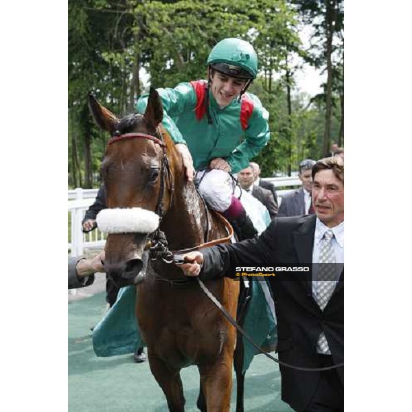 Christophe Soumillon thanks Zarkava after winning the Prix de Diane Chantilly, 8th june 2008 ph. Stefano Grasso