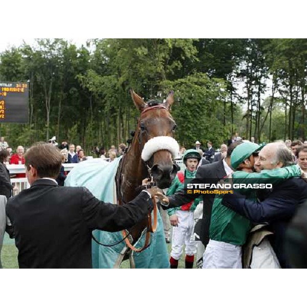 Christophe Soumillon embraces the S.A. The Aga Khan after winning with Zarkava the Prix de Diane Chantilly, 8th june 2008 ph. Stefano Grasso