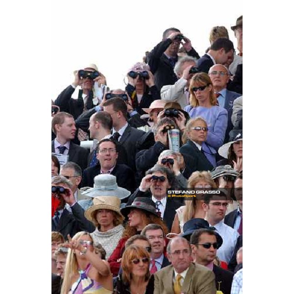 racegoers The Vodafone Oaks Espom 4th june 2004 ph. Stefano Grasso
