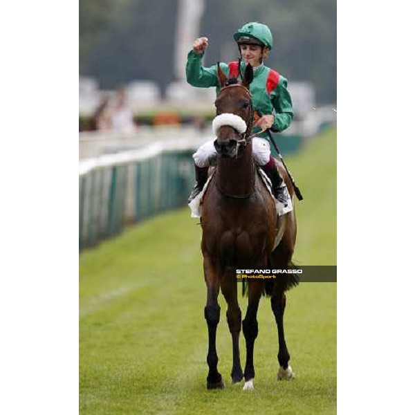 Christophe Soumillon comes back in triumph on Zarkava after winning the Prix de Diane Chantilly, 8th june 2008 ph. Stefano Grasso