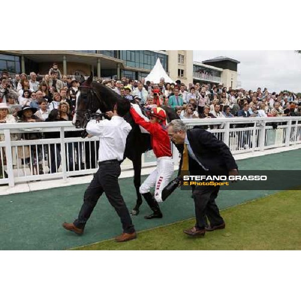Mil Borromeo helps Alberto Sanna to go up on Senlis before the start of the Prix Paul de Moussac Chantilly, 8th june 2008 ph. Stefano Grasso