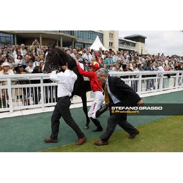 Mil Borromeo helps Alberto Sanna to go up of Senlis before the start of the Prix Paul de Moussac Chantilly, 8th june 2008 ph. Stefano Grasso