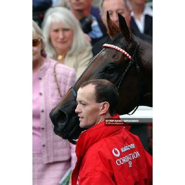 close up for Warrsan and his groom Des Reape The Vodafone Coronation Cup Espom 4th june 2004 ph. Stefano Grasso