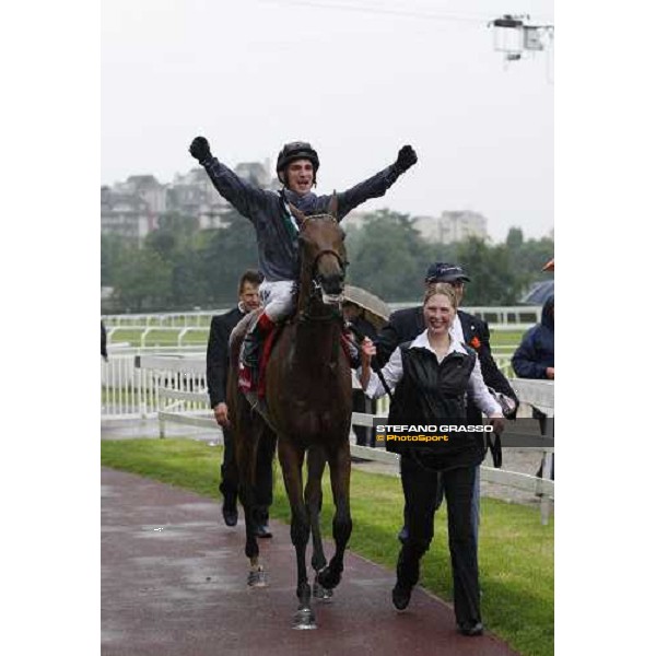 Andrash Starke triumphing on Goose Bay after winning the Oaks d\' Italia Milan San Siro, 15th june 2008 ph. Stefano Grasso