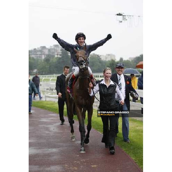 Andrash Starke triumphing on Goose Bay after winning the Oaks d\' Italia Milan San Siro, 15th june 2008 ph. Stefano Grasso