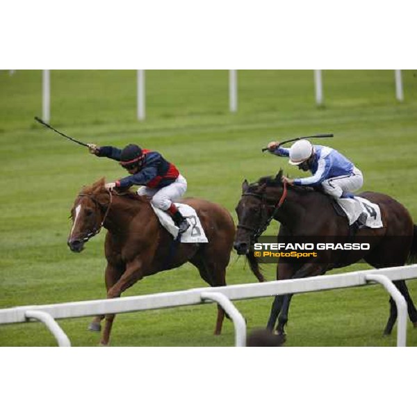at last few meters to the line of Premio Bersaglio Umberto Rispoli on Polar Wind and Stefano Landi on Gesture Milan San Siro, 15th june 2008 ph. Stefano Grasso