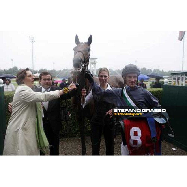giving prize for Gestut Ebbesloh winners with Goose Bay of Oaks d\' Italia Milan San Siro, 15th june 2008 ph. Stefano Grasso