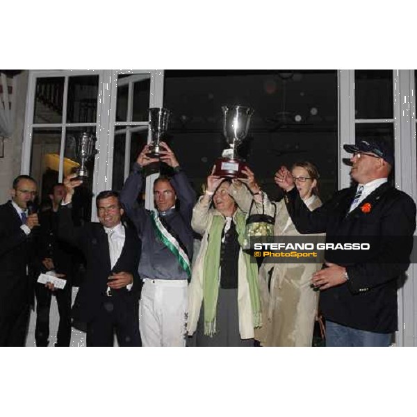 giving prize for Gestut Ebbesloh winners with Goose Bay of Oaks d\' Italia Milan San Siro, 15th june 2008 ph. Stefano Grasso