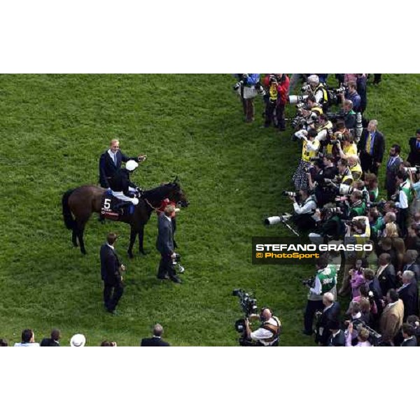 Epsom 4.6.04 Picture: Edward Whitaker Ed Dunlop points out the assembled cameramen to Kieren Fallon after Ouija Board\'s win in the Oaks