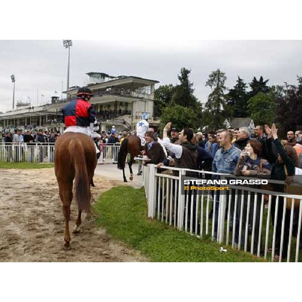 the racegoers congratulate with Umberto Rispoli after winning with Polar Wind the Premio Bersaglio Milan San Siro, 15th june 2008 ph. Stefano Grasso