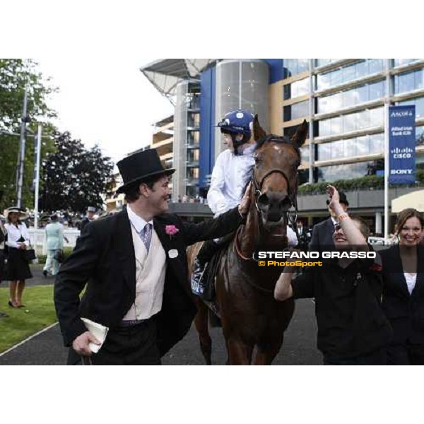 Royal Ascot -1st day - Mr. Green trainer of Art Connoisseur winner of the Coventry Stakes congratulates with the horse Ascot, 17th june 2008 ph. Stefano Grasso
