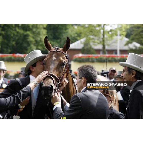 Andrea Rossi kisses Sabana Perdida in the winner circle of the Windsor Forest Stakes Ascot, 2nd day, 18th june 2008 ph. Stefano Grasso