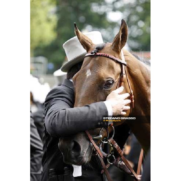Andrea Rossi embraces Sabana Perdida in the winner circle of the Windsor Forest Stakes Ascot, 2nd day, 18th june 2008 ph. Stefano Grasso