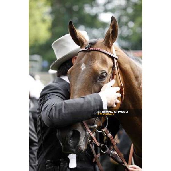 Andrea Rossi embraces Sabana Perdida in the winner circle of the Windsor Forest Stakes Ascot, 2nd day, 18th june 2008 ph. Stefano Grasso