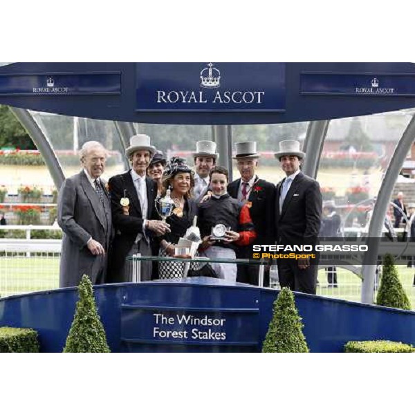 the giving prize for the winning connection of Sabana Perdida winner of the Windsor Forest Stakes Ascot, 2nd day, 18th june 2008 ph. Stefano Grasso