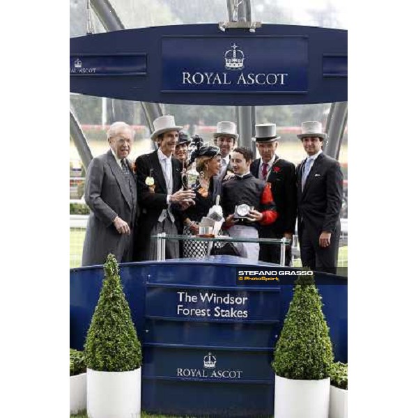 the giving prize for the winning connection of Sabana Perdida winner of the Windsor Forest Stakes Ascot, 2nd day, 18th june 2008 ph. Stefano Grasso