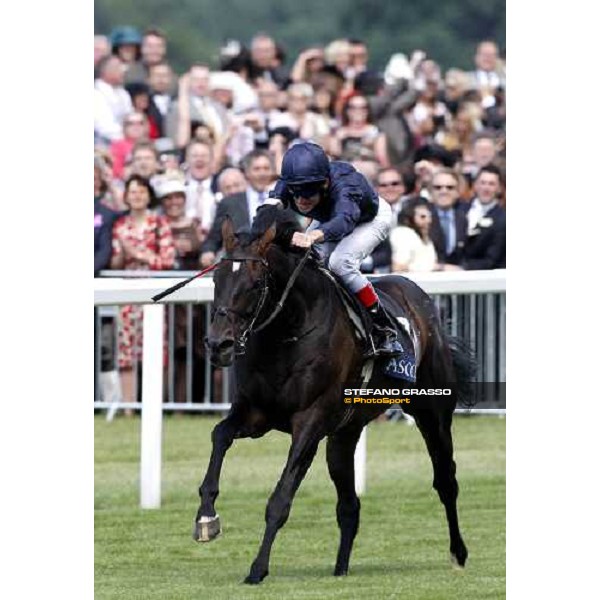Johnny Murtagh on Yeats flyes alone to the post and wins the Gold Cup Ascot, 19th june 2008 ph. Stefano Grasso