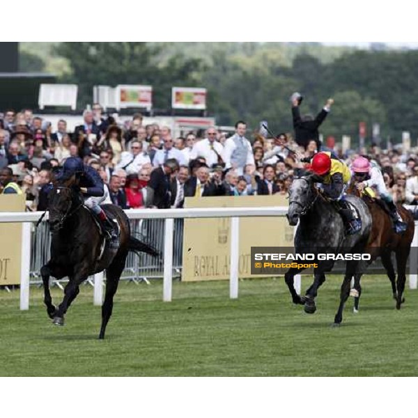 Johnny Murtagh on Yeats flyes alone to the post and wins the Gold Cup followed by Geordieland and Coastal Path Ascot, 19th june 2008 ph. Stefano Grasso