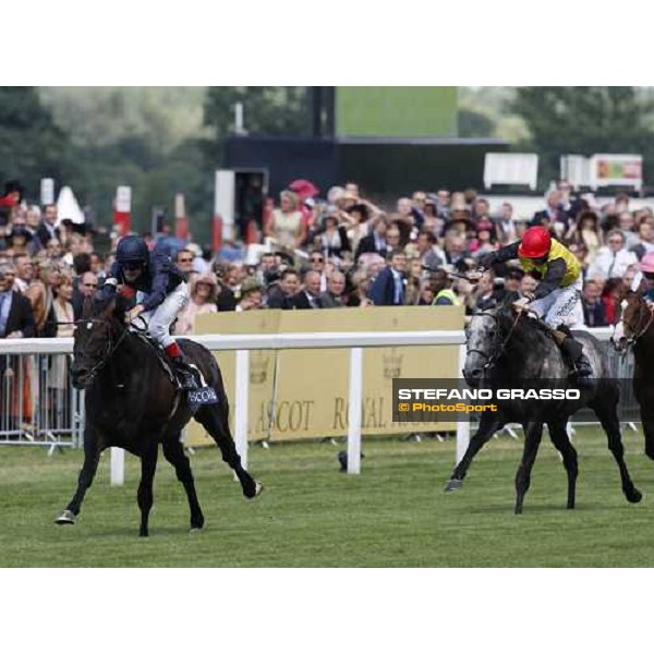 Johnny Murtagh on Yeats flyes alone to the post and wins the Gold Cup followed by Geordieland Ascot, 19th june 2008 ph. Stefano Grasso