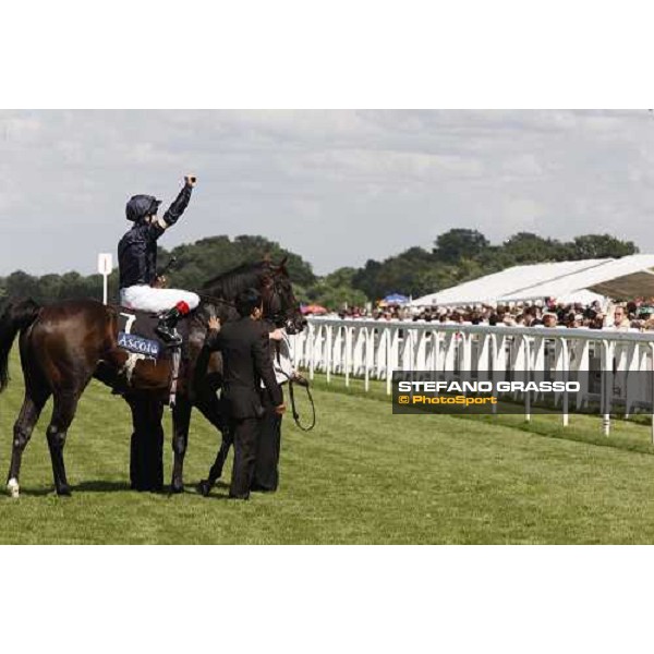Johnny Murtagh on Yeats thanks the racegoers after winning the Gold Cup Ascot, 19th june 2008 ph. Stefano Grasso