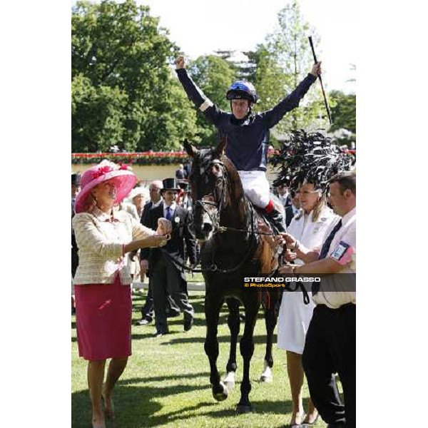 Johnny Murtagh on Yeats enters in triumph in the winner circle after winning the Gold Cup Ascot, 19th june 2008 ph. Stefano Grasso