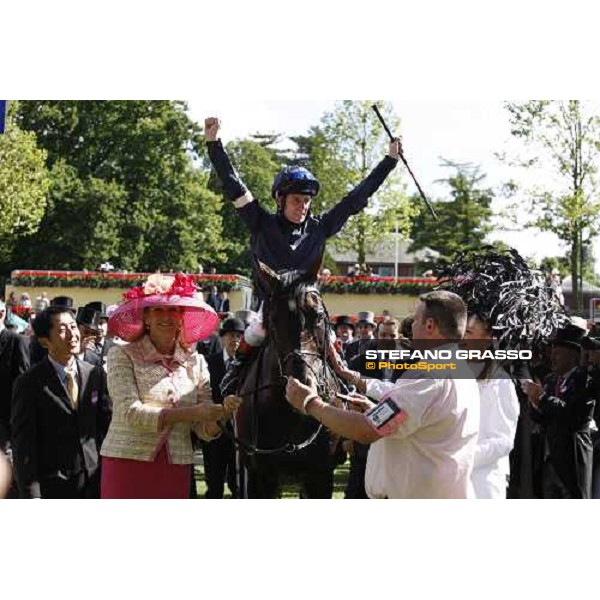 Johnny Murtagh on Yeats enters in triumph in the winner circle after winning the Gold Cup Ascot, 19th june 2008 ph. Stefano Grasso