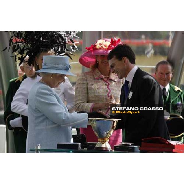the Queen at the giving prize of the Gold Cup congratulates with Aidan O\' Brien winner of the race with Yeats Ascot, 19th june 2008 ph. Stefano Grasso
