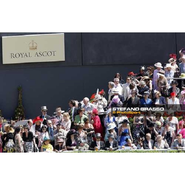 Royal Ascot - Ladies\' Day - racegoers waiting forThe Queen Ascot, 19th june 2008 ph. Stefano Grasso