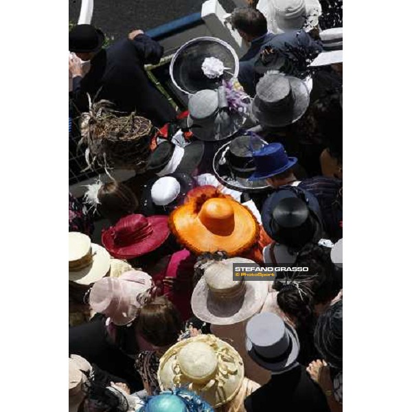 Royal Ascot - Ladies\' Day - racegoers waiting forThe Queen Ascot, 19th june 2008 ph. Stefano Grasso